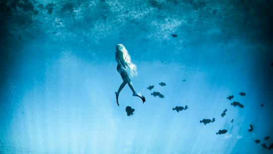 Bilde av kvinne under vann